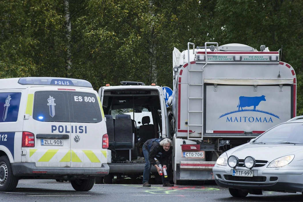 Maitoauto törmäsi Kuopiosta Rautalammille matkanneen pikkubussin kylkeen eilen. LEHTIKUVA / TIMO HARTIKAINEN