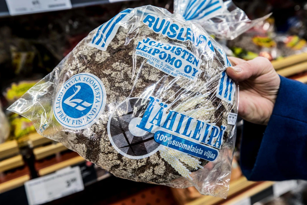 Hyvää Suomesta -merkissä lipuu sinivalkoinen joutsen. Se kertoo, että tuotteen raaka-aineista 75–90 prosenttia on kotimaisia.