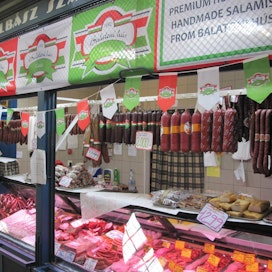 Tuotteiden eroja perusteltiin paikallisilla makutottumuksilla. Kuvan lihatiski on Unkarista.