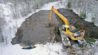 Talven kehno jäätilanne korostaa kelluvan kaivurikaluston merkitystä vesiensuojeluhankkeiden toteutuksissa (kuva Juha Siekkinen, Kosteikkomaailma).