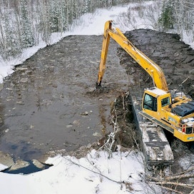 Talven kehno jäätilanne korostaa kelluvan kaivurikaluston merkitystä vesiensuojeluhankkeiden toteutuksissa (kuva Juha Siekkinen, Kosteikkomaailma).