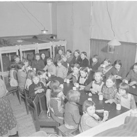 Kuvassa on lapsia Vuokkiniemen koulukodissa elokuussa 1942.