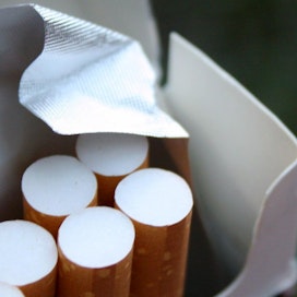 Tupakka-askin hinta nousee 50 sentillä. LEHTIKUVA / Jani Koskinen