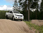 Avolavat ovat Nissanille Euroopassa marginaalinen tuote. Kun merkin kokonaismyynti on noin 400 000 kappaleen paikkeilla, on siitä avolavojen osuus 18 000 kappaletta. Tarvittavia investointeja tuotantoinfraan ja moottoritekniikkaan on tällöin mietittävä hyvin tarkasti.