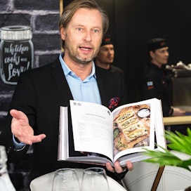 Atrian 100 nuorta kokkia -koulutusohjelman johtaja Aki Wahlman esitteli tuoretta kirjaa Hyvä Ruoka ja Viini -messuilla Helsingissä.