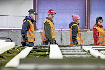Vapon Nurmeksen sahan avoimet ovet (vas.) Jouko Meriläinen, Ahti Kilpeläinen, Pirjo Meriläinen, Kyllikkikortelainen