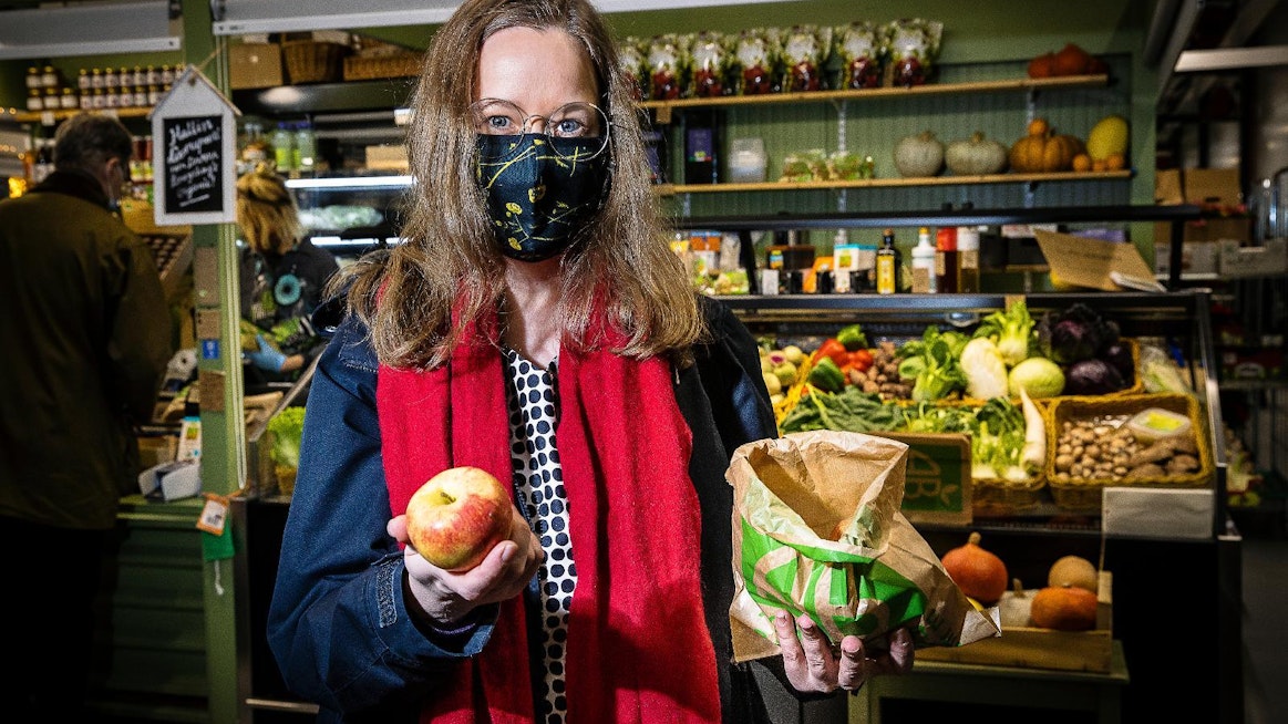 Aura Lamminparras luomuostoksilla Helsingissä Hakaniemen hallissa.