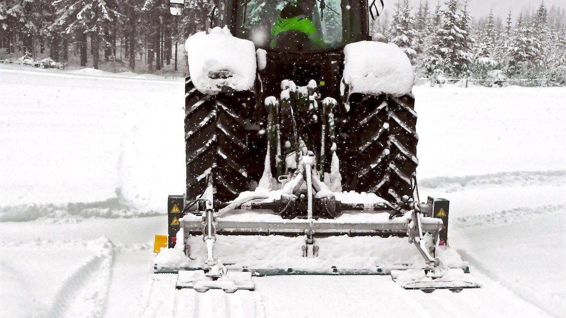 Epätasaisella alustalla latu-urat kärsivät traktorin heilumisesta, joten paineakut parantaisivat työn jälkeä. Tasaisella pinnalla latu-urat ovat kunnollisia ja kovettuvat nopeasti.