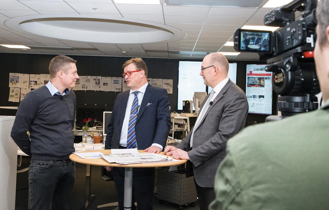 MT:n päätoimittaja Jouni Kemppainen (keskellä) veti katkontakeskustelun johon osallistuivat Pekka Kopra ja Mikko Tiirola.