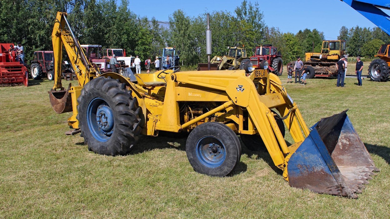 Massey-Ferguson 65 S -traktoria valmistettiin vuosina 1962–65 Coventryssa (traktori) ja Manchesterissa (kuormaaja ja kaivuri), Englannissa.