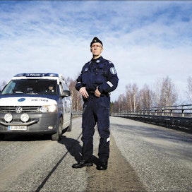 Pentti Vänskä Ylikonstaapeli Matti Kekäläinen kertoo, että maalaispoliisi tekee paljon töitä autossa. Kilometrejä tulee 12 tunnin vuoron aikana helposti 400.