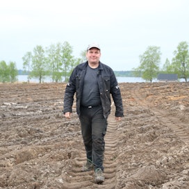 Maidontuotanto loppui, mutta elämä jatkuu. Lasse Alasalmi toimii tällä hetkellä Pro Agrian Itäsuomen toimipisteen talousasiantuntijana ja harjoittaa tilallaan peltoviljelyä.