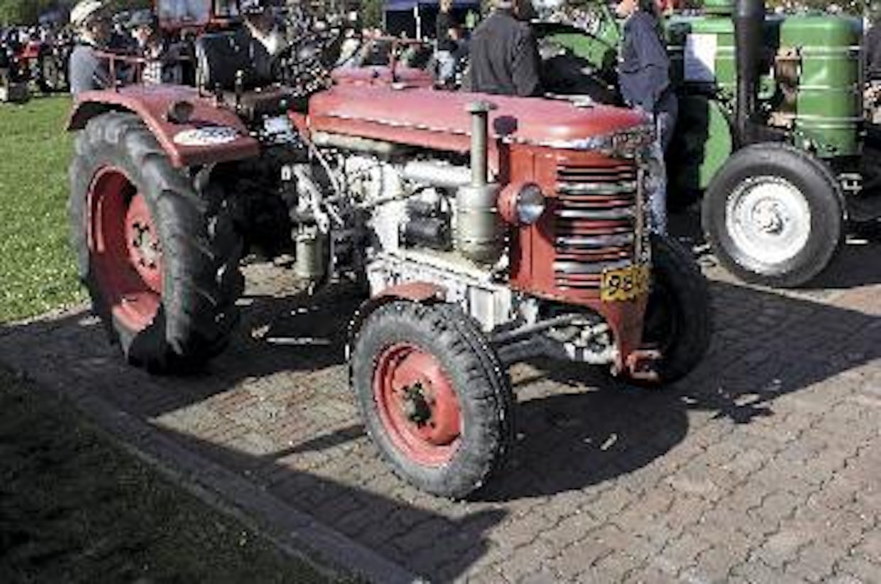 Sveitsiläinen Hürlimann D80 ei ehkä kuulu 50-luvun lopun tyylikkäimpiin traktoreihin, mutta se onkin tunnettu muista avuista: Hürlimannia on kutsuttu traktorimaailman Rolls-Royceksi. Moottori on 4-sylinterinen, 2,3-litrainen, teholtaan 30 hv. Vaihteita on kymmenen eteen ja kaksi taakse. Painoa on 1 660 kg. Traktori on tuotu hiljattain Suomeen, virallista maahantuontia ei merkillä ole koskaan ollut. (Riihimäki)