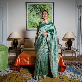 Suomessa ja Virossa Intiaa edustava suurlähettiläs Vani Rao on toiminut tehtävässään vuodesta 2017. Korut ovat olennainen osa sariin  pukeutumista: Raon kotiseutu on tunnettu helmistään, jotka hehkuvat kuvassa suurlähettilään kaulalla.