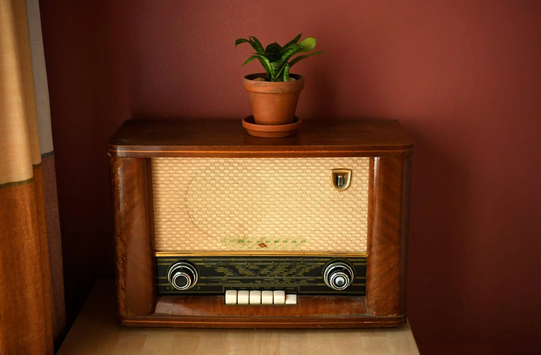 Radion kuuntelua mitataan Finnpanelin kansallisessa radiotutkimuksessa päiväkirjamenetelmällä. LEHTIKUVA / ANTTI AIMO-KOIVISTO