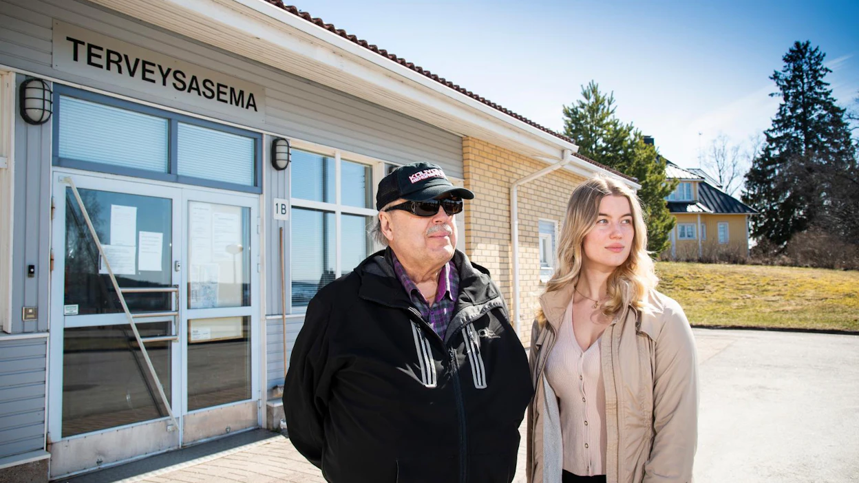 Eero Siltanen ja tytär Saara ovat huolissaan entisen kotikuntansa palveluista, kun Kouvola säästää ja uudistaa palveluverkkoaan.