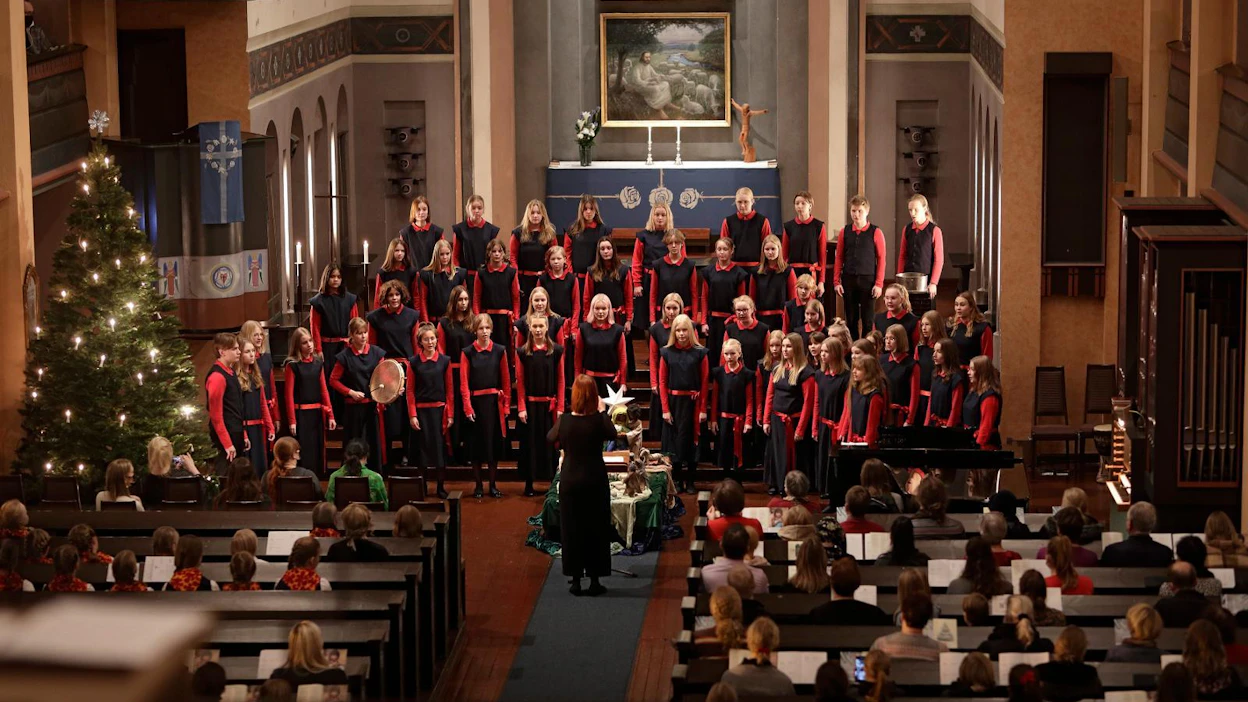 Joululaulut ja -virret ovat tärkeä osa joulunviettoa. Kuvassa Vox Aurea -kuoro esiintyy Kauneimmat Joululaulut -konsertissa Taulumäen kirkossa Jyväskylässä.