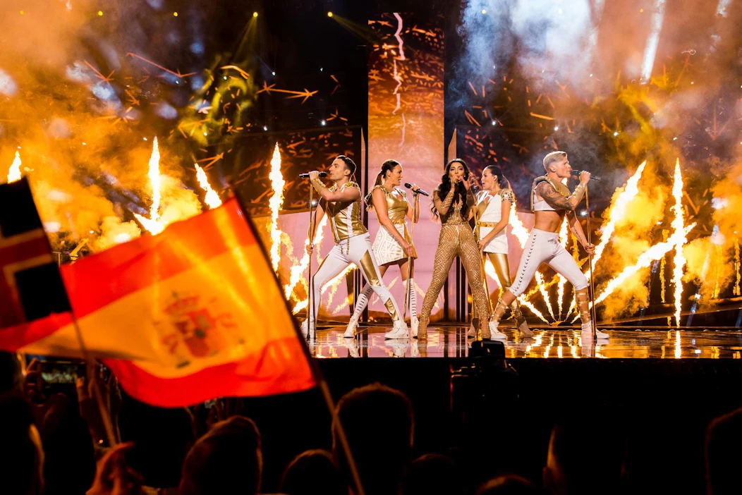 Globen liekeissä. Azerbaijanin euroviisuesitys oli erikoistehosteryhmälle kaikkein työläin. ”Paljon paukkuja”, kuvailee suomalaisen Pyroman-ryhmän vetäjä
Markku Aalto. Liekit saadaan aikaan paineistetulla alkoholilla, joka on kaasua turvallisempaa.