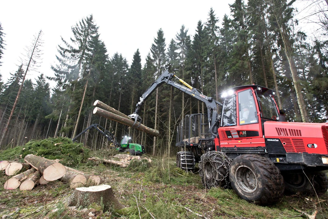 Komatsu Forest lukeutuu kolmen suurimman puutavaralajimenetelmän metsäkonevalmistajan joukkoon maailmassa. Kuvassa Komatsun ajokone etualalla.