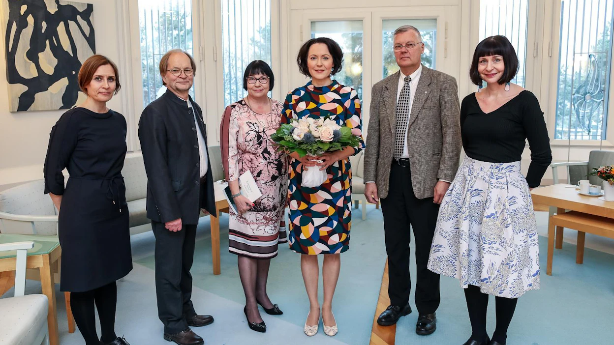 Suomen Kotiseutuliiton kultaisen ansiomerkin luovutus Jenni Haukiolle. Haukion vieressä oikealla liiton puheenjohtaja Janne Vilkuna ja järjestöpäällikkö Liisa Lohtander. Haukion vasemmalla puolella toiminnanjohtaja Riitta Vanhatalo, hallituksen puheenjohtaja Sampo Suihko ja viestintäpäällikkö Anna-Maija Halme. Kuva: Matti Porre/Tasavallan presidentin kanslia.