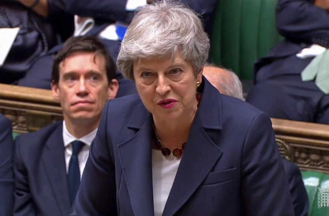 Pääministeri Theresa Mayn tiedottaja kertoi tiedotusvälineille, että kauppalaivan saartaminen kansainvälisesti tunnustetuilla merireiteillä on omiaan kiristämään maiden välisiä suhteita. HANDOUT / AFP / LEHTIKUVA
