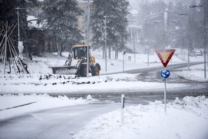 Myrsky toi Inariin Saariselälle usean sentin lumikerroksen. LEHTIKUVA / OTTO PONTO