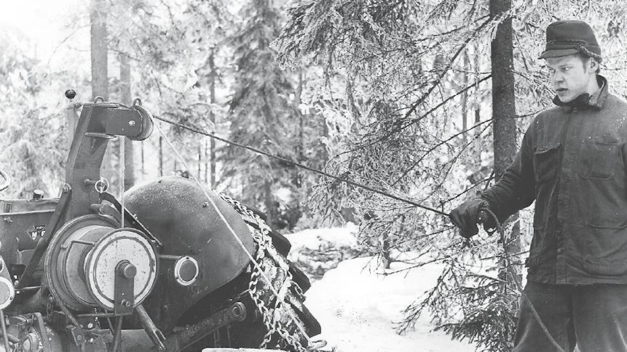 Tässä takasiltasovitteisessa mallissa vinssi saa voimansa ulosottoakselilta kiilahihnan välityksellä, veto kytkeytyy kiilahihnaa kiristämällä. Takasiltavinssejä tehtiin useammassa konepajassa, mutta kovin käteviä ne eivät olleet; asentamisessa oli omat näpertelynsä ja käyttöturvallisuus oli huono. Toimivuuden takia vetopisteen oli oltava ylhäällä, mutta esim. kantoon tökännyt tukki saattoi kiskaista traktorin kumolleen.