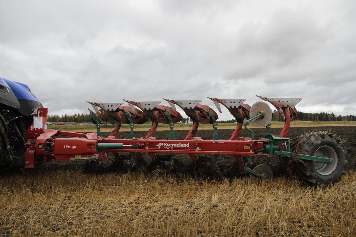 Työnäytöskentän uutuuskoneisiin kuului tämä Agritekin osastolla nähty Kverneland 2500 i-Plough -kaksoisaura. 4–6-teräisenä saatavilla olevan auran erikoisuuksiin lukeutuu se, että Isobus-ohjatun auran kaikki säädöt työleveyden säädöstä kuljetusasentoon kääntämiseen voidaan tehdä suoraan traktorin terminaalista. Ajamisen filosofia poikkeaa hieman perinteisemmistä auroista, sillä kyntäessä kaikkea painoa ei voida kannatella kannatinpyörällä, vaan osa kannattavasta voimasta on tultava työntövarrelta. (TV)