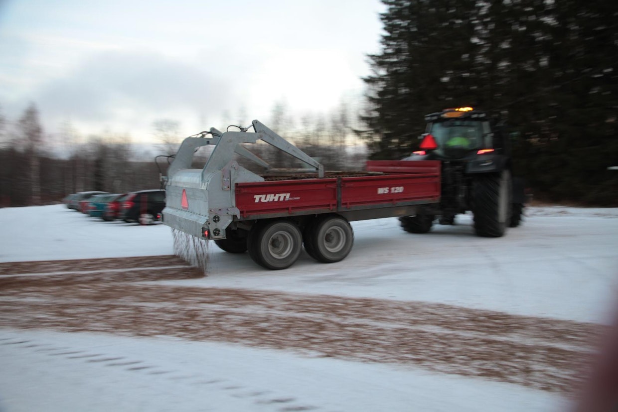 Yhdistelmän avulla normaali peräkärry saadaan valjastettua käteväksi hiekoittimeksi. Sirottelu luonnistuu ilman lavan nostamista.