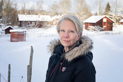 "Minkä tahansa muun yrityksen kohdalla ajatellaan liiketoiminta, myynti ja markkinointistrategiat edellä. Haluan tietenkin myös itse oppia tilan töitä, mutta en kuvittele pystyväni kaikkeen yksin, vaan ymmärrän, milloin kannattaa ostaa osaamista. Ajattelen tilaa yrityksenä, jolla on työllistävä vaikutus", kertoo Pia Aavaila.