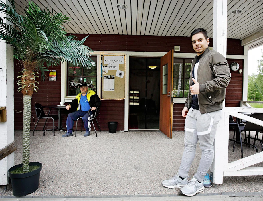 Savukalan ystäville tuttu Koskimarket Viitasaarella onkin nyt Kahvila Al-Emara, josta saa etnistä herkkua. Sitä tarjoilee 20-vuotias kesäkahvilaa pitävä irakilaistaustainen Murtada Al-Emara. Taustalla lomailee helsinkiläinen Keijo Kauppinen.