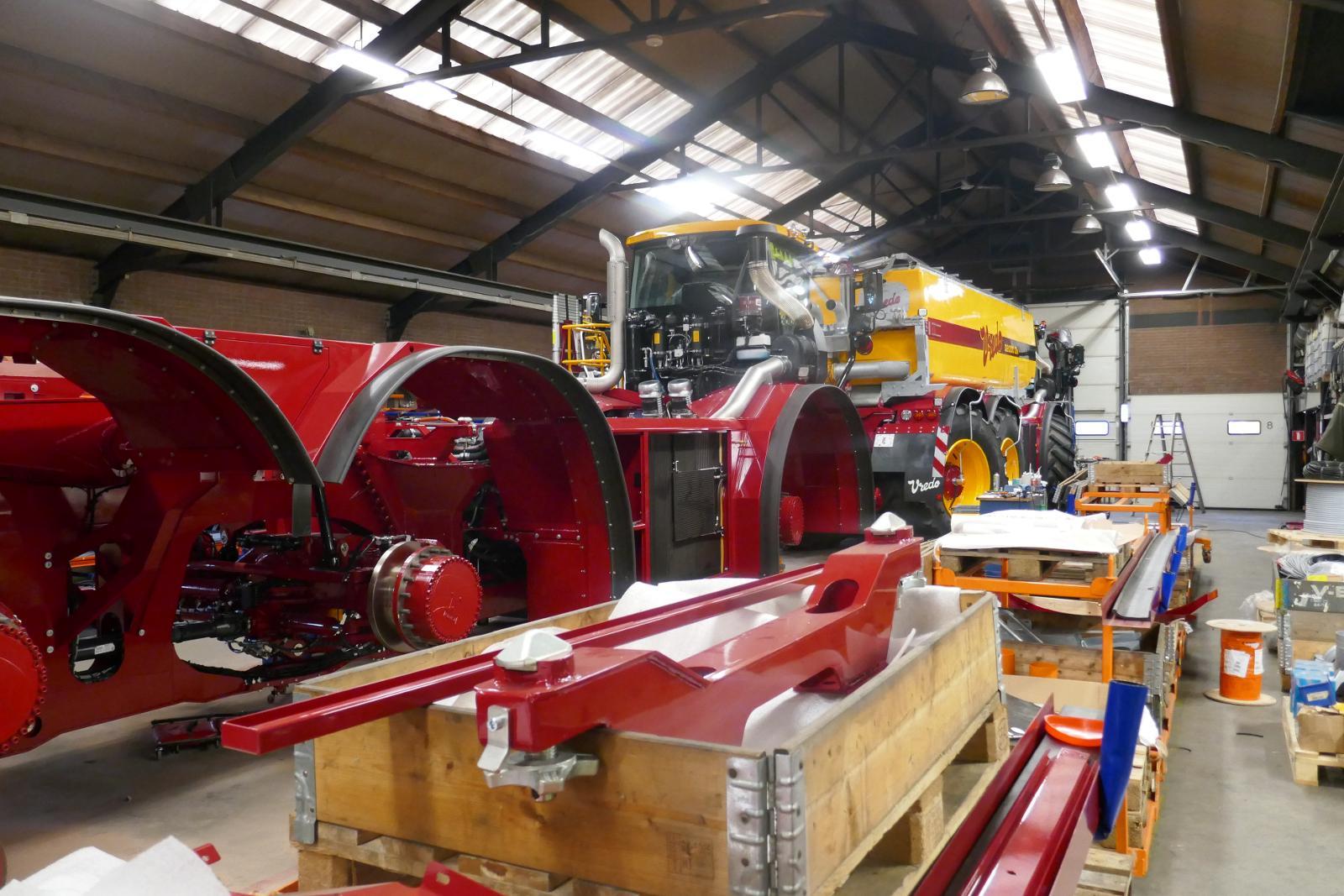 Vredon itsekulkevia lietteenlevittimiä valmistuu noin yksi viikossa.