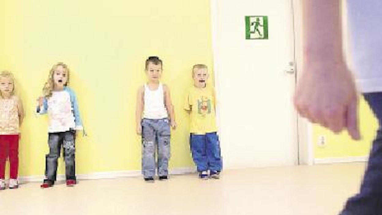 Närpiöläisessä päiväkodissa Julia, Sevda, Petar ja Amel jumppaavat.