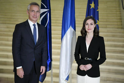 Keskustelun aiheena oli muun muassa Venäjän hyökkäyssota Ukrainaan sekä mahdollisuudet löytää tie rauhaan. Kuvassa Naton pääsihteeri Jens Stoltenberg ja pääministeri Sanna Marin (sd.). LEHTIKUVA / Jussi Nukari