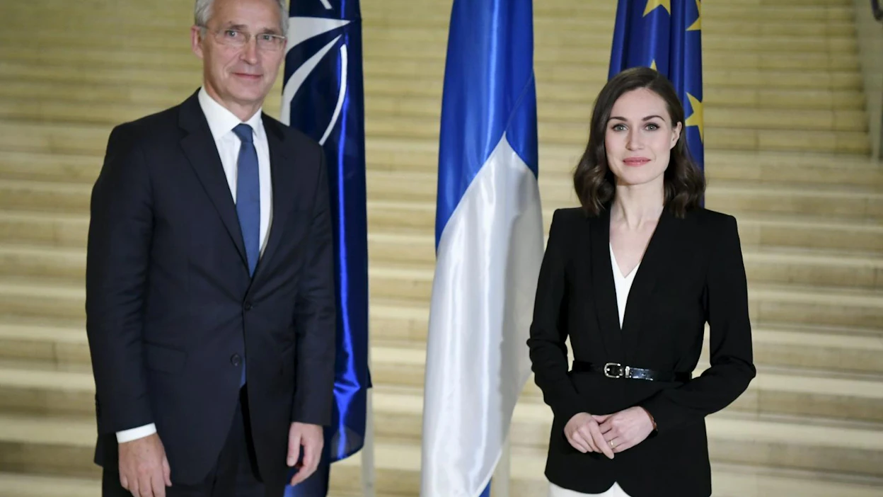 Keskustelun aiheena oli muun muassa Venäjän hyökkäyssota Ukrainaan sekä mahdollisuudet löytää tie rauhaan. Kuvassa Naton pääsihteeri Jens Stoltenberg ja pääministeri Sanna Marin (sd.). LEHTIKUVA / Jussi Nukari
