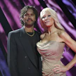 Pete Parkkonen (vas.) ja Linda Lampenius (oik.) kisaavat UMK:n voitosta. LEHTIKUVA / Emmi Korhonen.