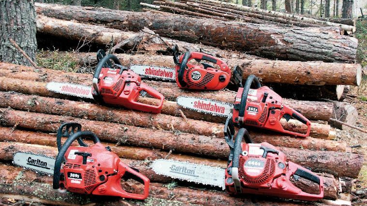 Amerikkalaiset ovat pistäneet säpinää kauan paikallaan polkeneihin Shindaiwa- moottorisahoihin. Yläkahvallinen malli 357 (ylh) ei sovellu metsätöihin kuin korkeintaan ykköspuissa. Rakennuksille on tarjolla kevyempiäkin merkkejä. Keskirivin 285s on kiireettömän kesämökkiläisen saha. Isompi 352s riittää vaativalle harrastajalle pystymetsässä. Alarivin Shindaiwat 389s ja 446s tuovat hakkuuseen ansiotyön tuntua. Normaalimallisto on teknisesti jämäkkää, nyt modernia ja hinnaltaan kilpailukykyistä.