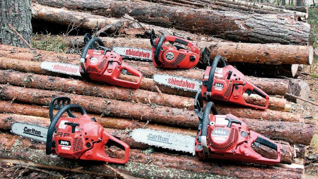 Amerikkalaiset ovat pistäneet säpinää kauan paikallaan polkeneihin Shindaiwa- moottorisahoihin. Yläkahvallinen malli 357 (ylh) ei sovellu metsätöihin kuin korkeintaan ykköspuissa. Rakennuksille on tarjolla kevyempiäkin merkkejä. Keskirivin 285s on kiireettömän kesämökkiläisen saha. Isompi 352s riittää vaativalle harrastajalle pystymetsässä. Alarivin Shindaiwat 389s ja 446s tuovat hakkuuseen ansiotyön tuntua. Normaalimallisto on teknisesti jämäkkää, nyt modernia ja hinnaltaan kilpailukykyistä.
