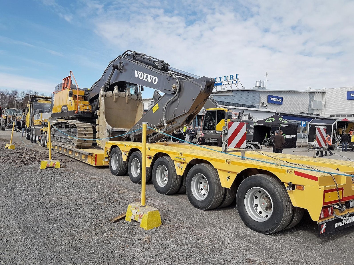Wetteri Powerin pihassa oli Takanen Oy:n Volvo-vetäjän ja Faymonville-lavetin yhdistelmä, joka oli lastattu Volvo EC490E -kaivinkoneella.
