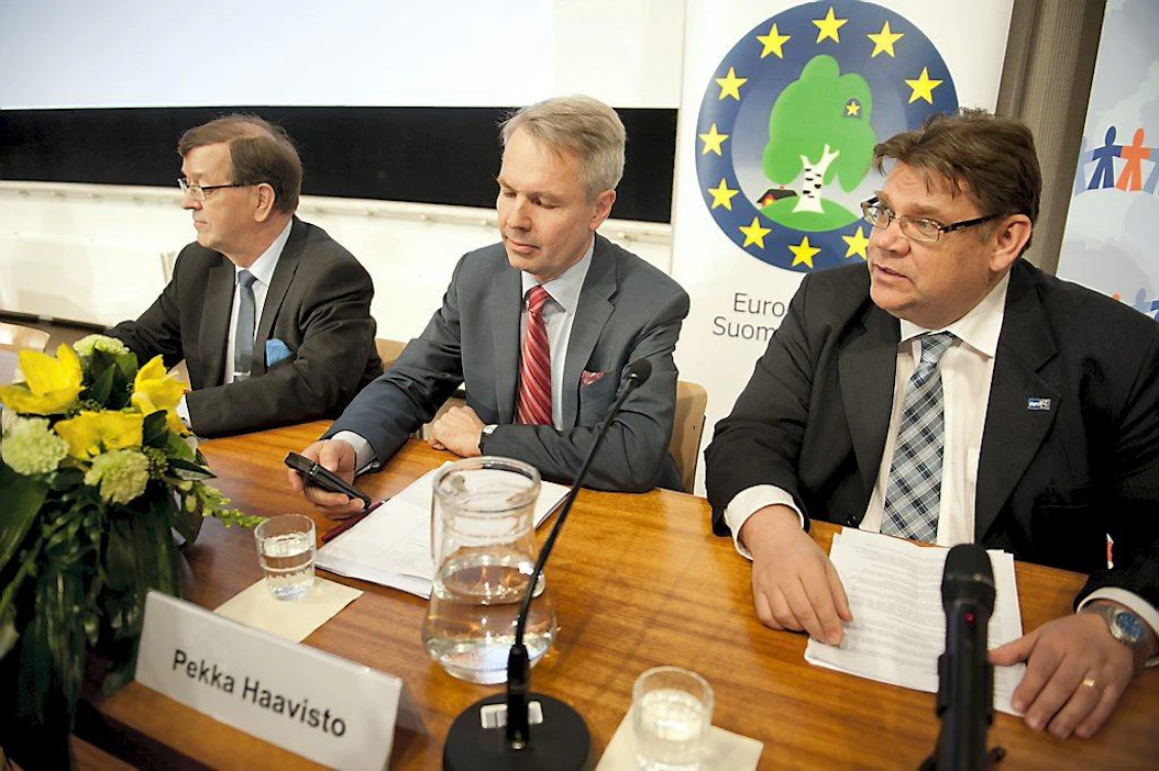 presidenttiehdokkaat Eva Biaudet, Pekka Haavisto, Paavo Lipponen, Sauli Niinistö, Timo Soini ja Paavo Väyrynen. Keskustelevat Eurooppa-asioista Helsingin yliopisto, Porthania (Yliopistonkatu 3, 1. krs, Sali P), Presidenttiehdokkaiden Eurooppa-ilta, Euroklubin tilaisuus