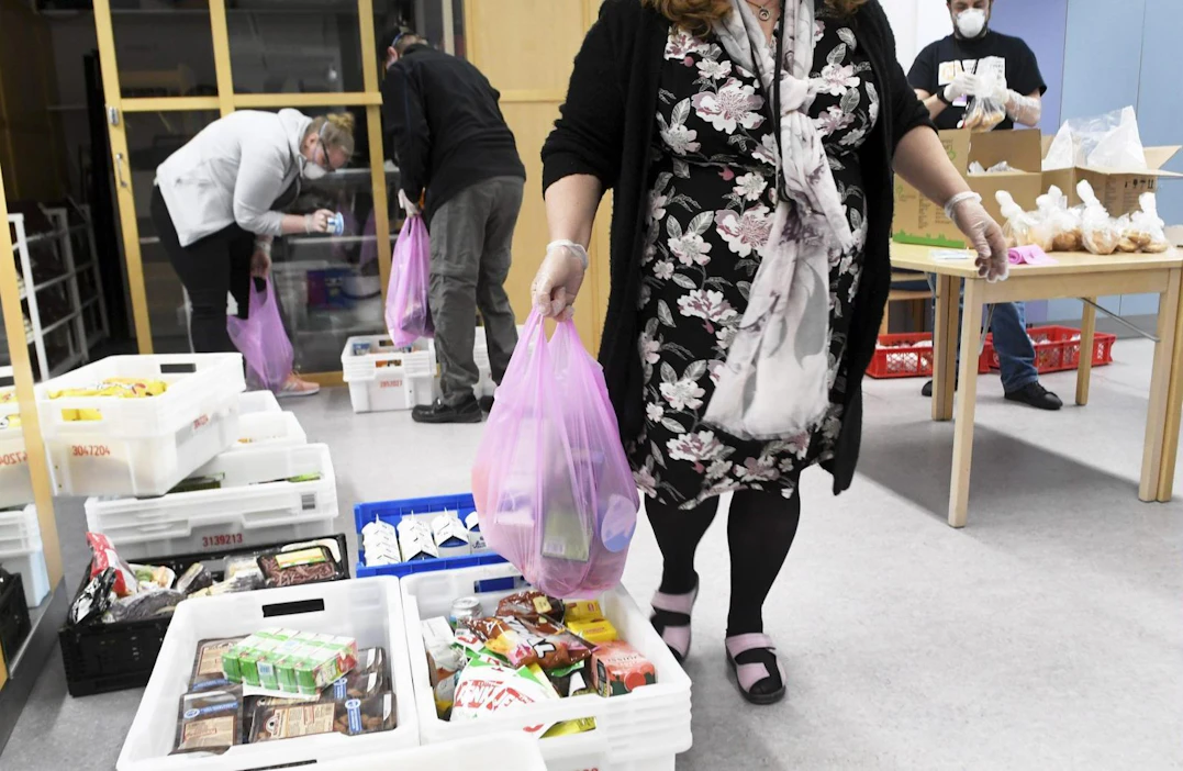 Kolmannella sektorilla oli tärkeä rooli kevään koronaponnisteluissa. Vantaankosken seurakunnan työntekijät ja vapaaehtoiset lajittelivat ruokakasseja maaliskuussa Vantaalla. LEHTIKUVA / Vesa Moilanen