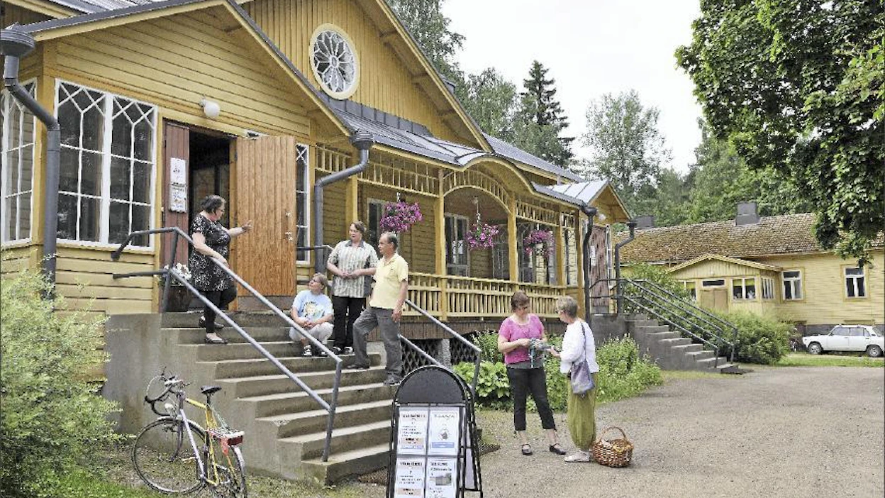 Kesäkuusta asti Luopioisten entinen kunnantalo on ollut uudessa käytössä. Sinne on avautunut muun muassa kahvila, Aitopajan myymälä sekä sisustuspuoti. Kuvassa Päivi Loukamo (vas.), Piia Rämö, Pia Suhonen, Seppo Kääriäinen, Outi Nummi ja Marjut Heiniö. Harri Nurminen