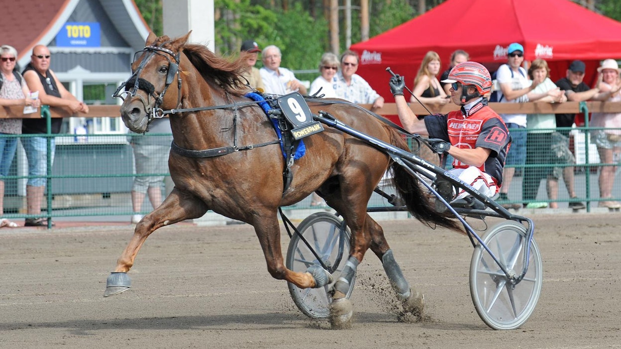 Santtu Raitala sai tuulettaa Evartin voittoa Nordic King -ravien avauspäivänä.