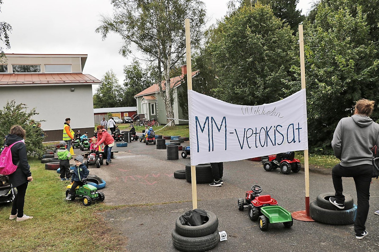 Lapset pääsivät osallistumaan Polkutraktori Pulling -vetokilpailuun. Polkutraktorin perään oli rakennettu samantapainen lavetti kuin varsinaisissa kilpailuissa. Lavetissa rungon päällä on liikkuva paino, joka kasvattaa lavetin alla olevan levyn päälle kohdistuvaa painoa sitä mukaa kun matka etenee. Kuljettajien välistä ikäeroa tasoitettiin muuttamalla painon määrää. (UO)