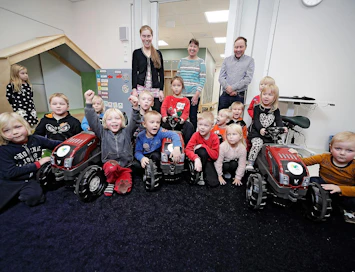 MTK-Hankasalmen varapuheenjohtaja Annukka Makkonen, sihteeri Anna-Maija Minkkinen ja johtokunnan jäsen Markku Hatakka luovuttivat Hankasalmen päiväkotilapsille polkutraktorit.