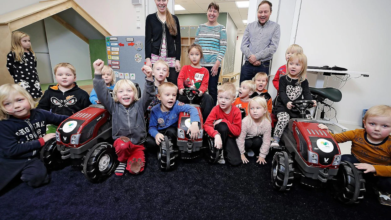 MTK-Hankasalmen varapuheenjohtaja Annukka Makkonen, sihteeri Anna-Maija Minkkinen ja johtokunnan jäsen Markku Hatakka luovuttivat Hankasalmen päiväkotilapsille polkutraktorit.