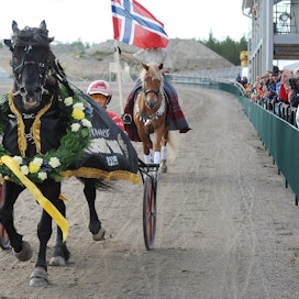 Nojan lippu liehuu taas raveissa. Kuva on Härmän juhannuksen Nordic King -raveista, missä voiton veivät Norjaan Odd Herakles rattaillaan Tom Erik Solberg.
