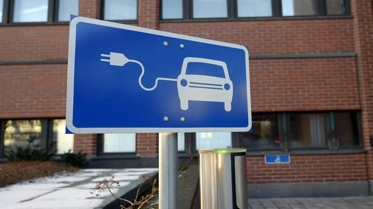 Osana ilmastotavoitetta hallitus haluaa lisätä sähköautojen määrää. Tällöin tarvittaisiin myös kattava latausverkko. LEHTIKUVA / EMMI KORHONEN