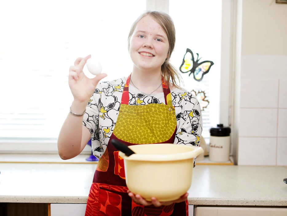 Suolahtelainen 15-vuotias Jenna Mönttinen tykkää ruuanlaitosta ja on opettanut taitoa myös pienille lapsille 4H-kerhon kokkikerhossa.
