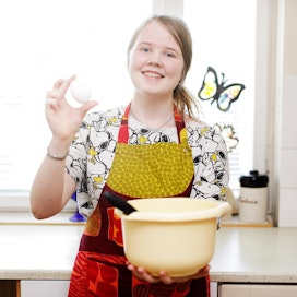Suolahtelainen 15-vuotias Jenna Mönttinen tykkää ruuanlaitosta ja on opettanut taitoa myös pienille lapsille 4H-kerhon kokkikerhossa.